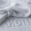 Hotelový ručník s nápisem HOTEL